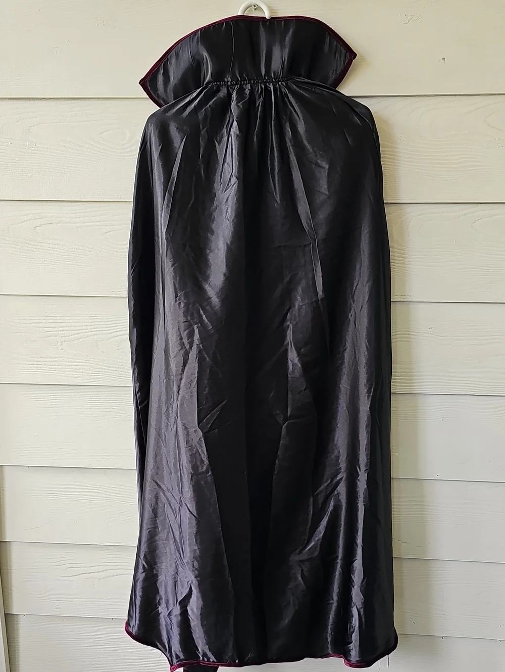 Spirit Halloween Black Vampire Cape with High Collar Burgundy Trim Unisex Sz M - Picture 4 of 6